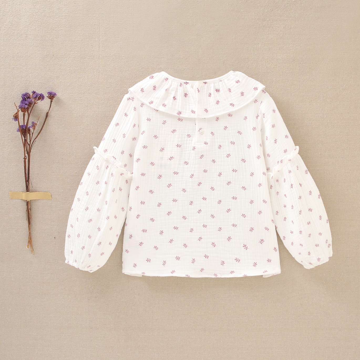 Imagen de Camisa de niña con cuello de volante y botones estampada de ramitas rosas
