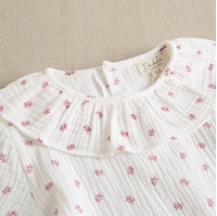 Imagen de Camisa de niña con cuello de volante y botones estampada de ramitas rosas