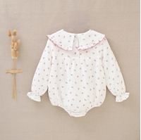 Imagen de Ranita de bebé niña con cuello peter pan con tejido muselina blanca de ramitas rosas