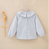 Imagen de Blusa de bebé niña con cuello de volante en tejido de rayas azul,