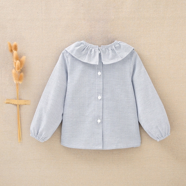 Imagen de Blusa de bebé niña con cuello de volante en tejido de rayas azul,