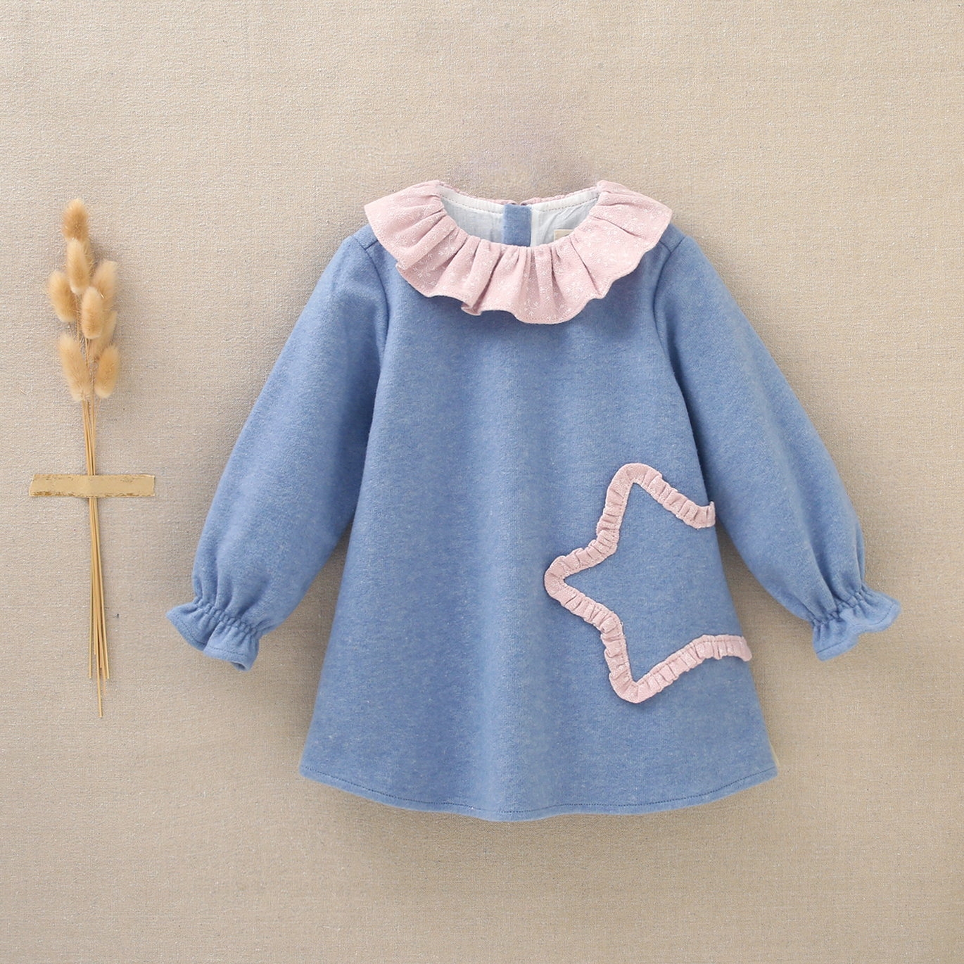 Imagen de Vestido de bebé niña azul con cuello volante rosa y bordado de estrella