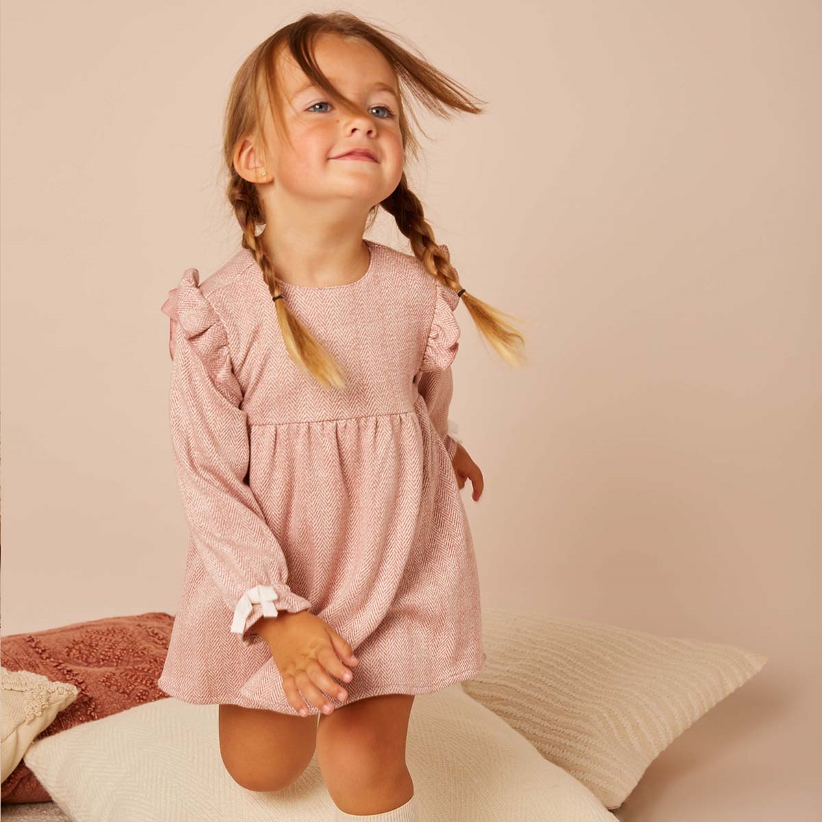 Imagen de Vestido  de bebé niña con volantes y cinturón con cinta blanca en tejido de espiga rosa