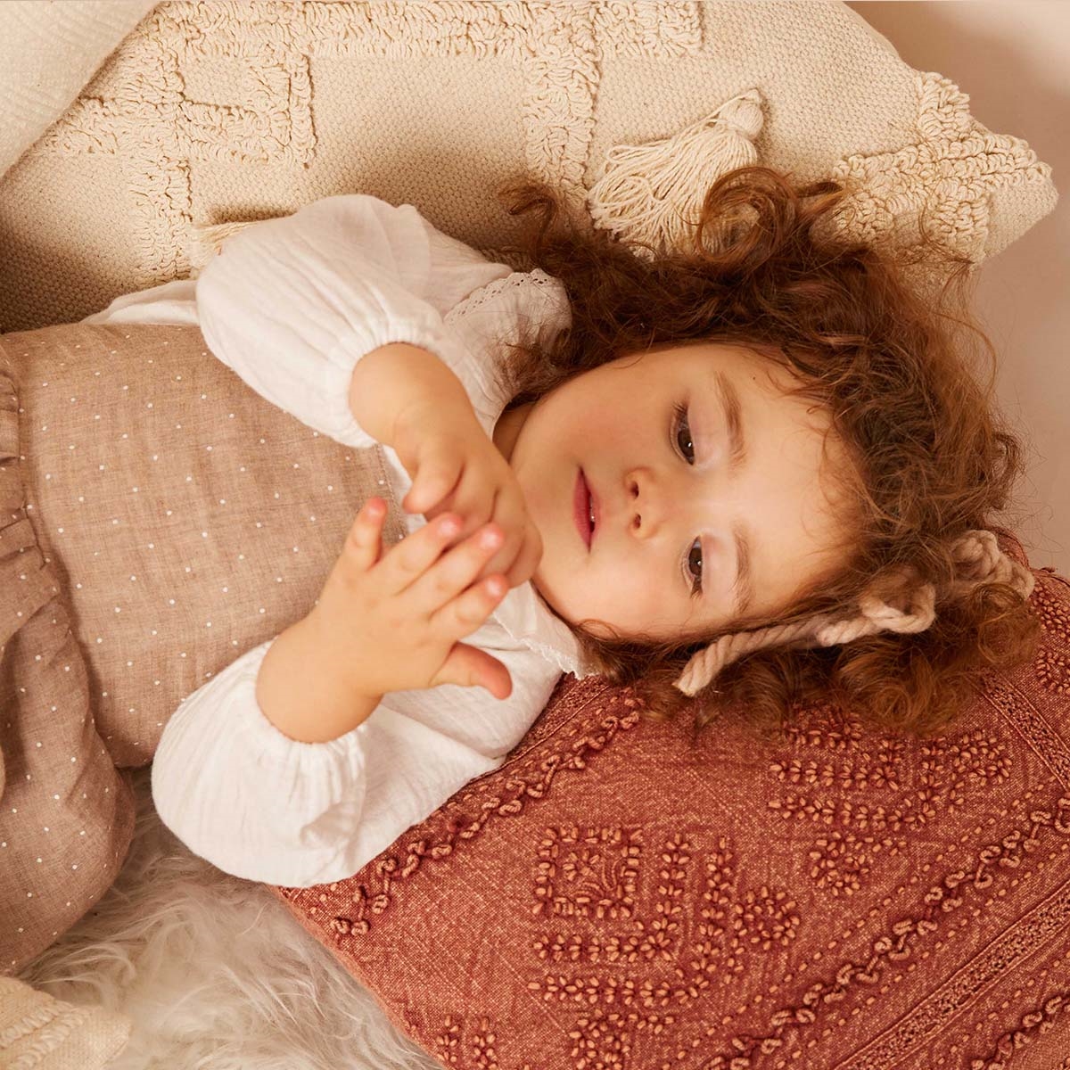 Imagen de Pichi de bebé niña de tirantes y tejido beige con topos blancos