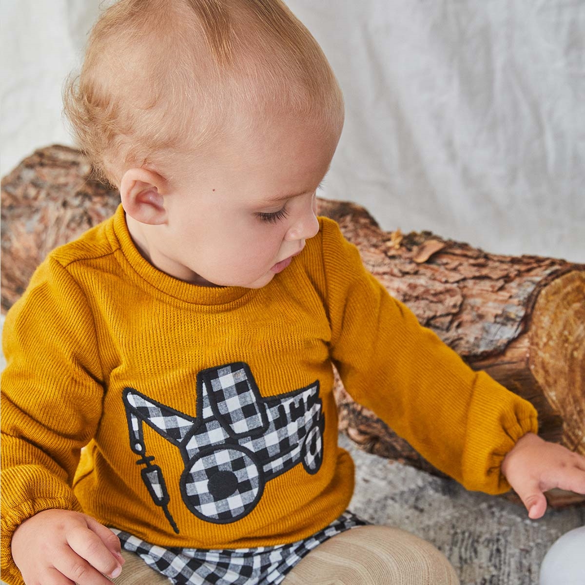 Imagen de Conjunto de bebé niño de jersey con bordado y pololo de cuadros vichy
