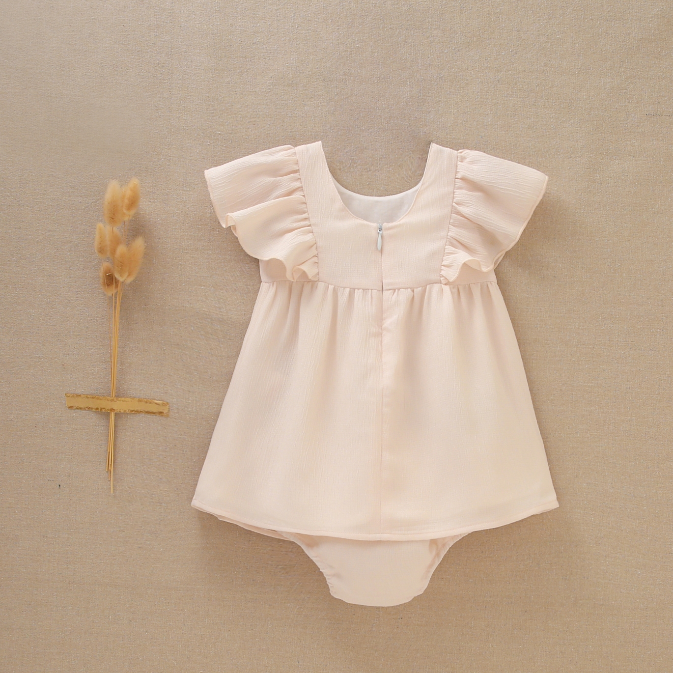 Imagen de Vestido de bebé niña estilo jesusito en gasa en color beige