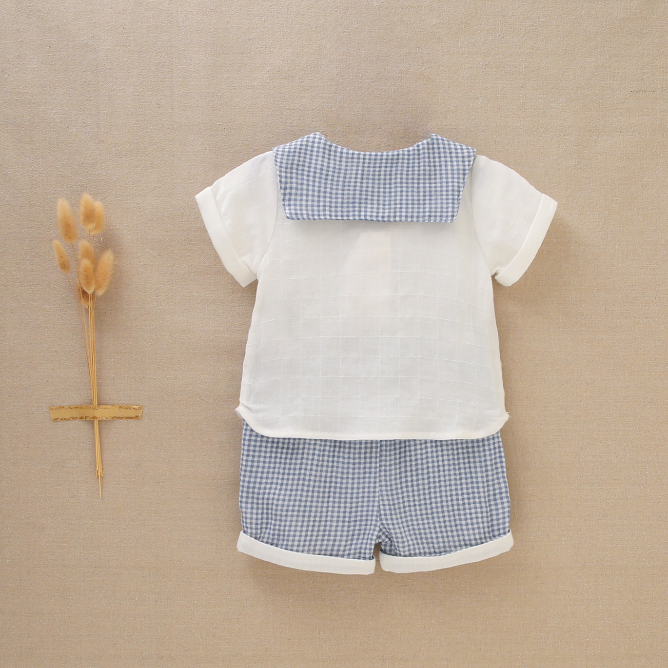 Imagen de Conjunto de bebé niño con camisa blanca y pantalón de cuadros vichy azules y blancos