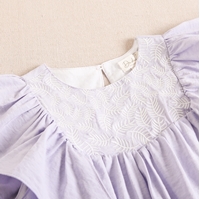 Imagen de Vestido de niña en lila con bordados blancos