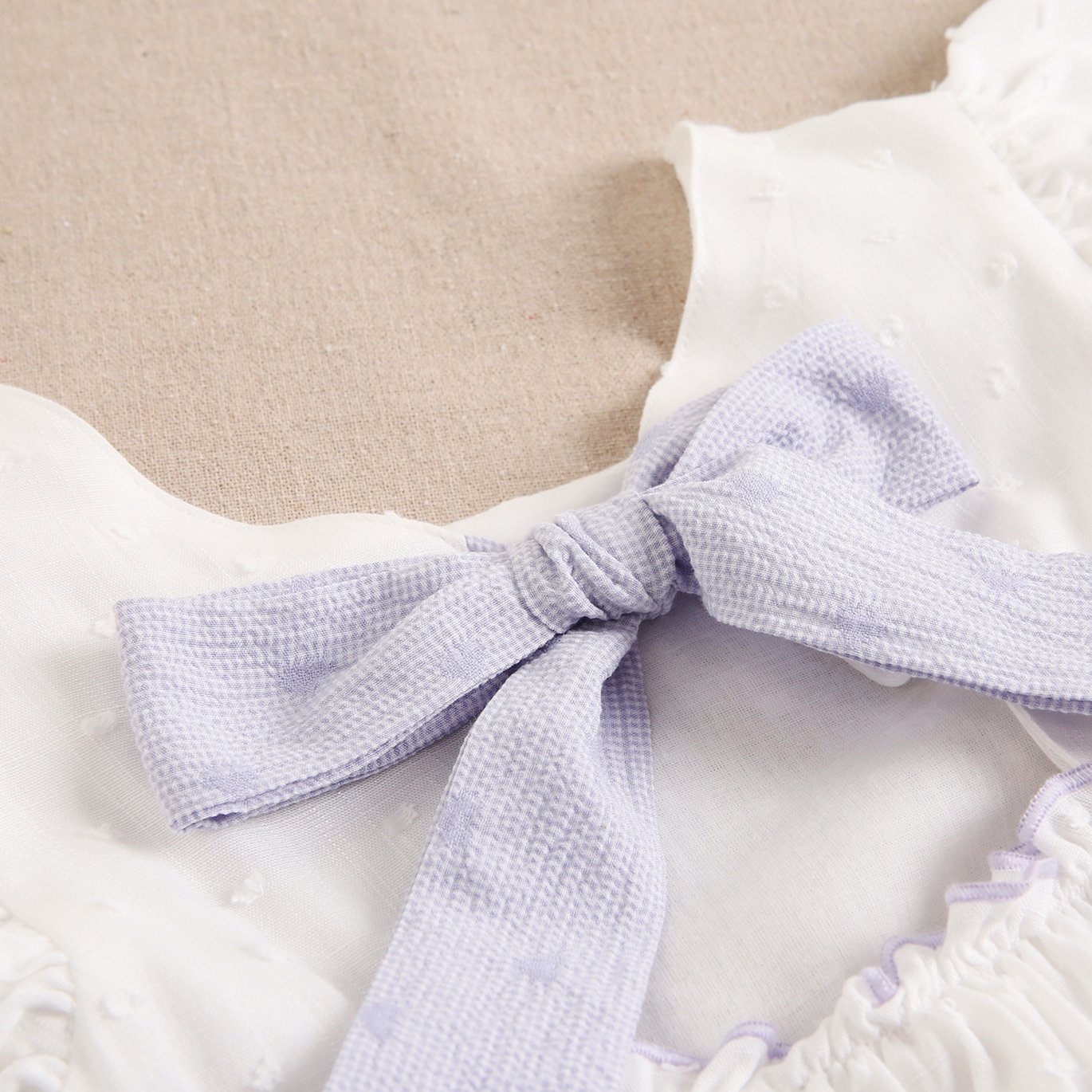 Imagen de Vestido de niña blanco plumeti con ribetes lilas