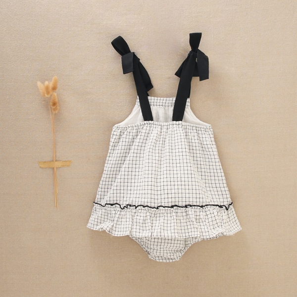 Imagen de Vestido jesusito para bebé niña con cruadros blancos y negros