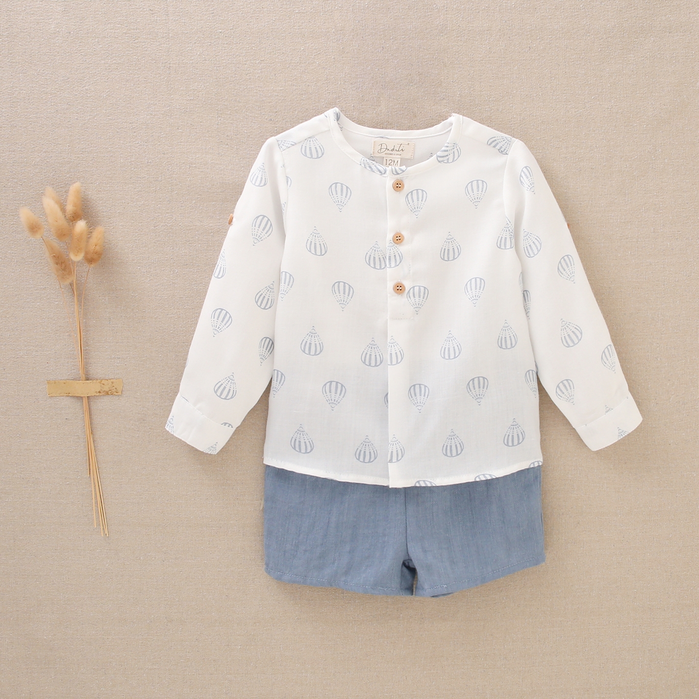 Imagen de Conjunto para bebé niño, camisa estampada blanca con globos azules y pantalón corto azul