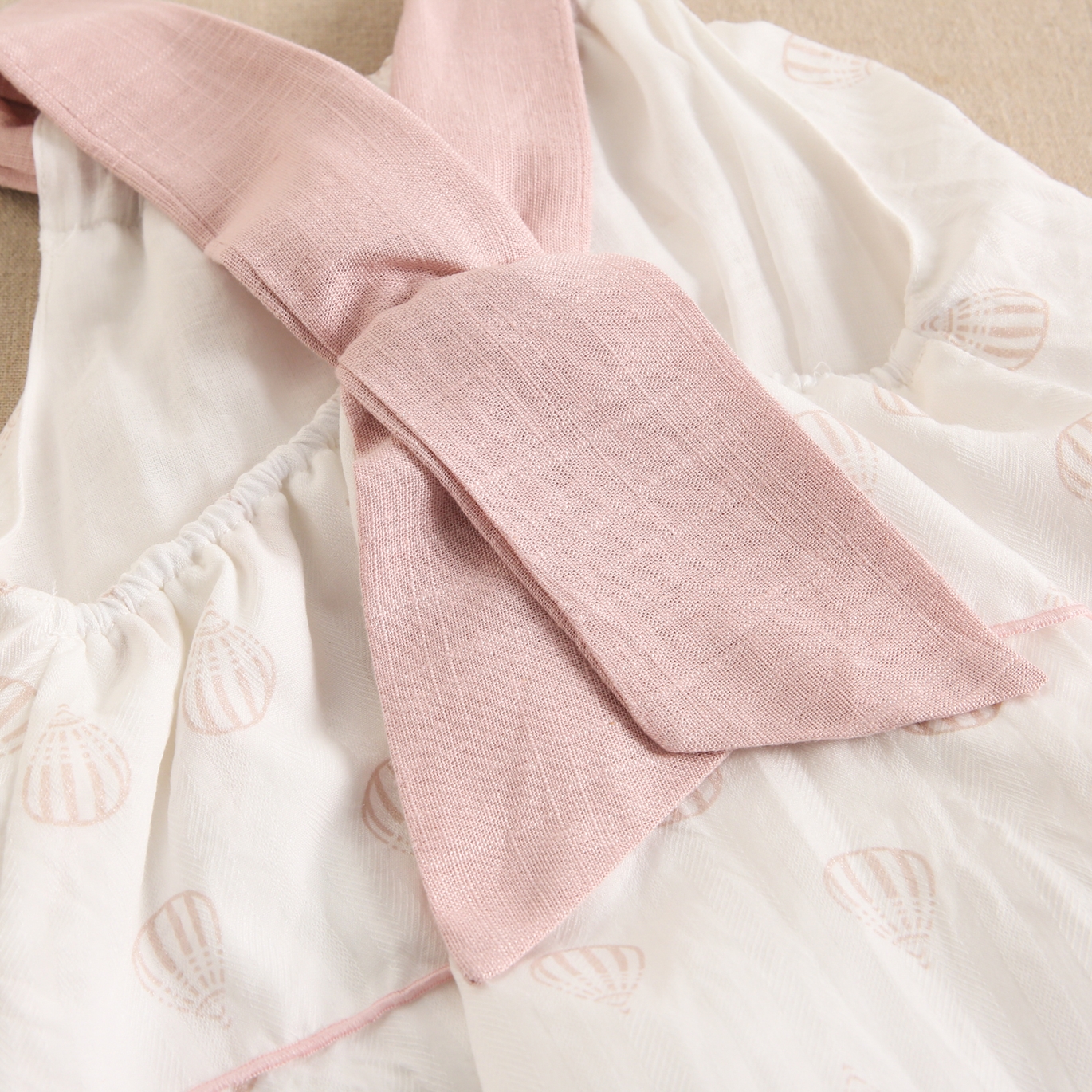 Imagen de Vestido de niña blanco con globos y detalles en rosa.
