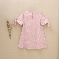 Imagen de Vestido de niña rosa con lunares blancos