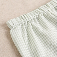 Imagen de Conjunto de bebé niño con pololo de cuadros vichy verdes y blancos y camisa blanca con estampado de patitos