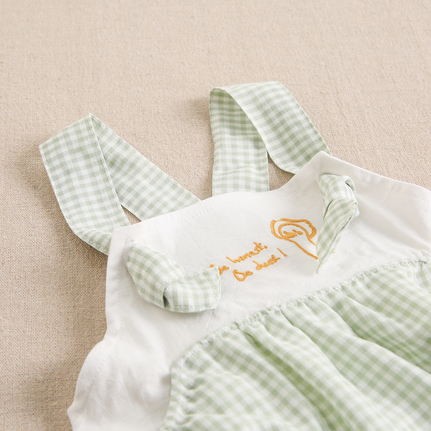 Imagen de Vestido de bebé niña en cuadros vichy verdes y blancos