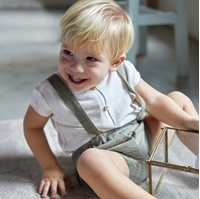 Imagen de Conjunto de bebé niño con camisa de lino blanca y peto en lino verde