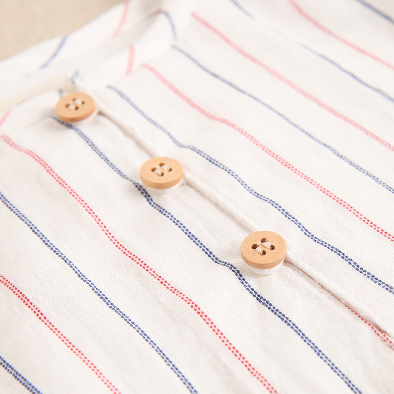 Imagen de Conjunto de bebé niño con camisa blanca de rayas azules y rojas y bermuda azul jaspeado
