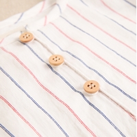 Imagen de Conjunto de bebé niño con camisa blanca de rayas azules y rojas y bermuda azul jaspeado