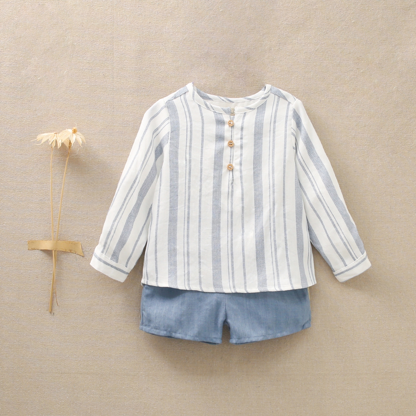Imagen de Conjunto de bebé niño con camisa de rayas azules y blancas y pantalón azul