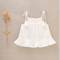Imagen de Vestido de bebé niña blanco de tirantes con borlas