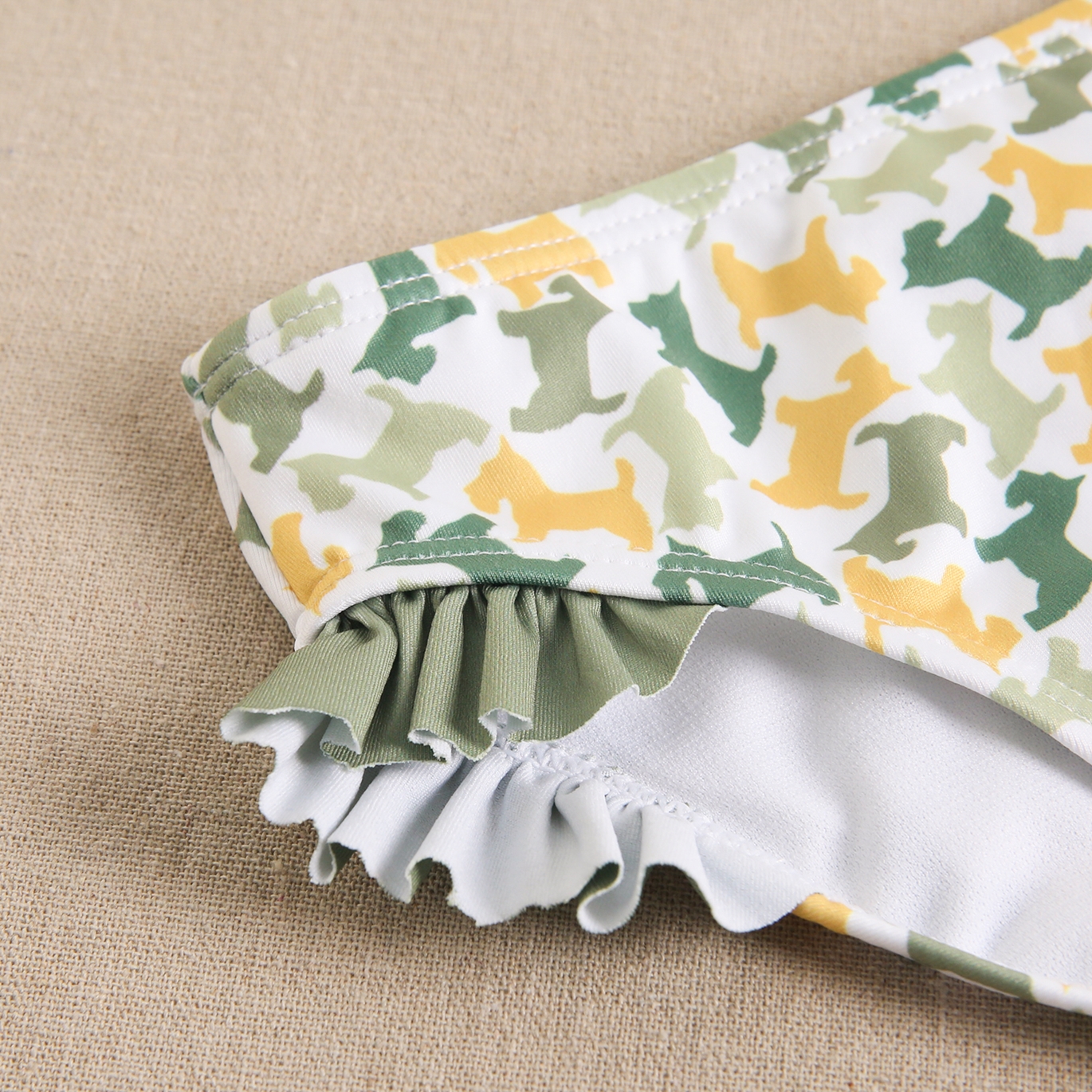 Imagen de Culetin para bebé niña con estampado de camuflaje en mostaza y verdes