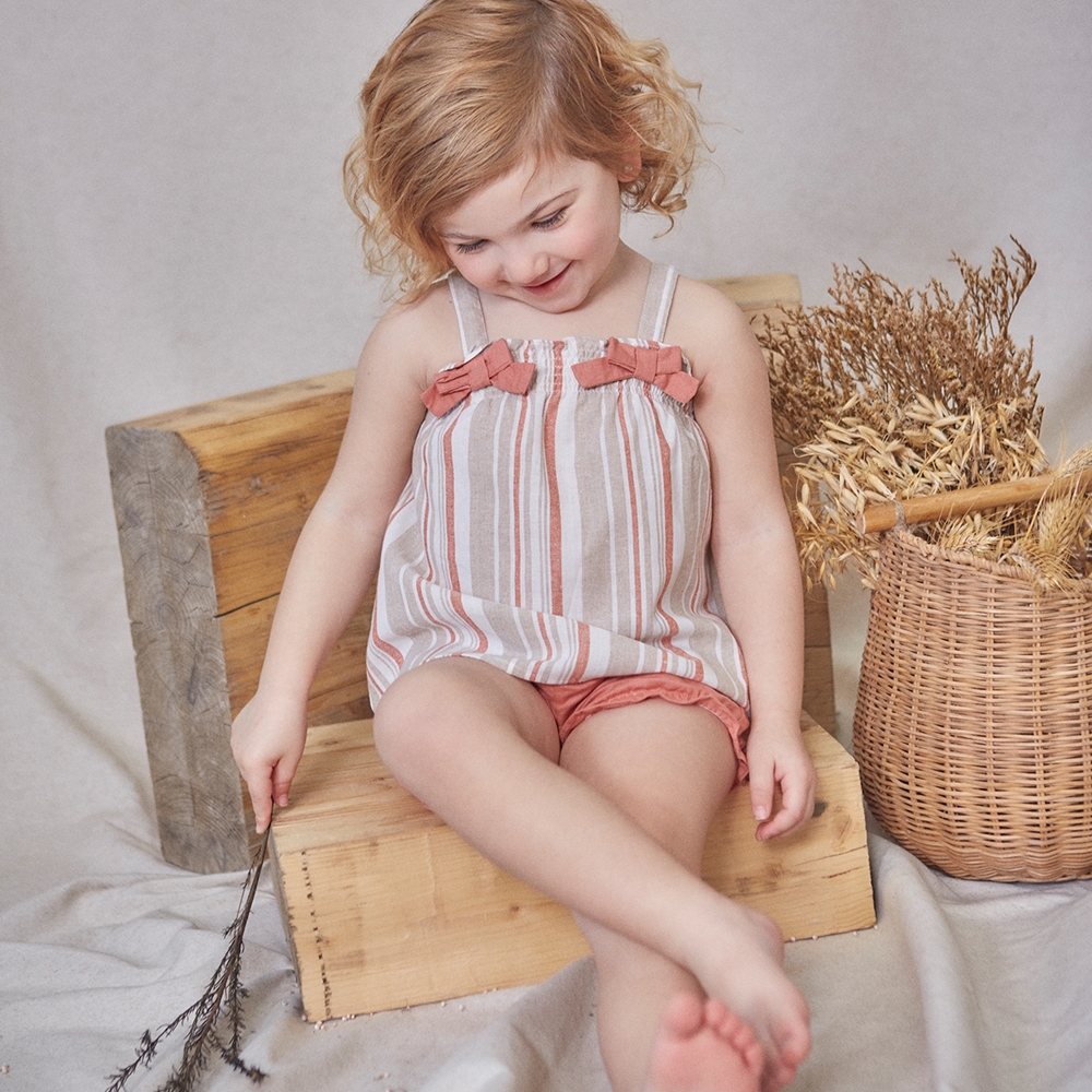 Imagen de Conjunto de bebé niña estilo jesusito de lino en rayas blancas, salmón y coral con chaqueta blanca