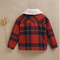 Imagen de Chaqueta de niño de cuadros tartán rojos y azules, con cuello blanco de borreguillo  y botones de madera