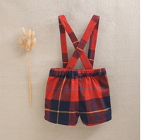 Imagen de Short de bebé niño con tirantes de cuadros tartán rojos y azules con botones de madera