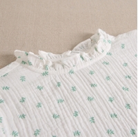 Imagen de Blusa teen blanca con estampado  de flores verdes