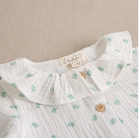 Imagen de Blusa bebé niña blanca con estampado  de flores verdes