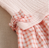 Imagen de Vestido bebé niña rosa palo con cuello bebé con falda de volante en vichy coral y blanco