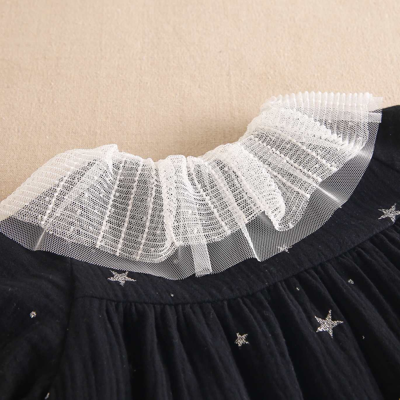 Imagen de Vestido debebé niña negro con estrellas en purpurina plata y cuello volante