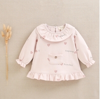 Imagen de Sudadera de bebé niña rosa con estampado corazones y cuello volante