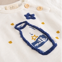 Imagen de Sudadera de bebé niño en color crudo con dibujo en azul y estrellas mostaza
