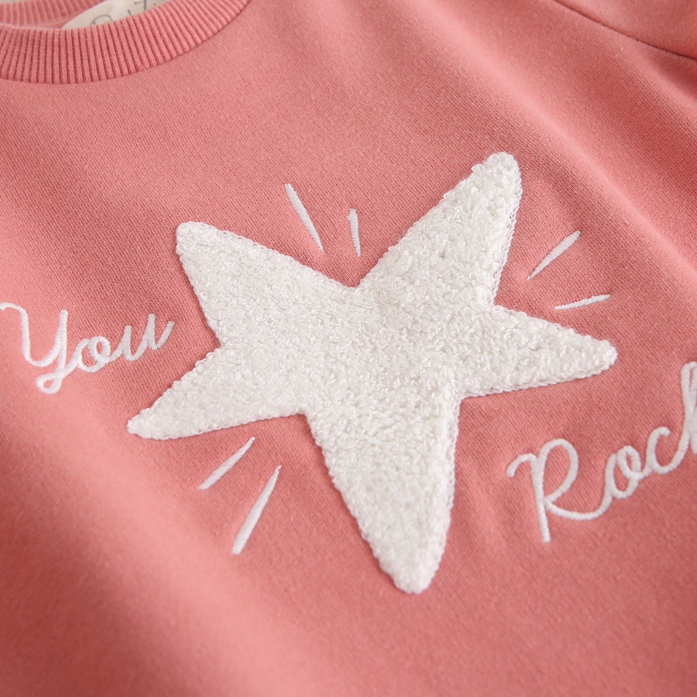 Imagen de Sudadera de niña en color rosa y parche bordado de estrella en blanco