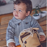 Imagen de Abrigo de bebé gris con estampado de espiga