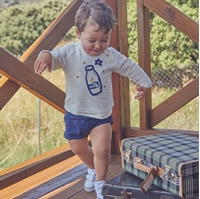 Imagen de Sudadera de bebé niño en color crudo con dibujo en azul y estrellas mostaza