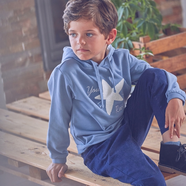 Imagen de Sudadera de junior con capucha en color azul claro con parche bordado de estrella blanco