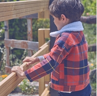 Imagen de Chaqueta de niño de cuadros tartán rojos y azules, con cuello blanco de borreguillo  y botones de madera