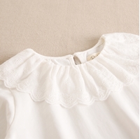Imagen de Camiseta de niña de manga larga blanca con cuello volante de encaje