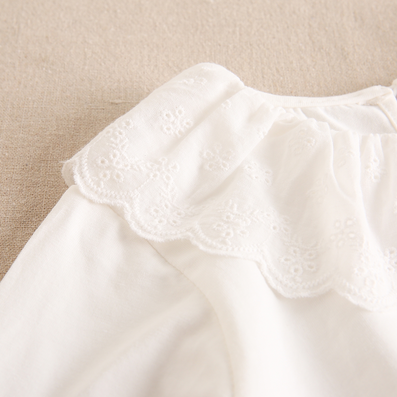 Imagen de Camiseta de niña de manga larga blanca con cuello volante de encaje