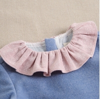 Imagen de Vestido de bebé niña azul con cuello volante rosa y bordado de estrella