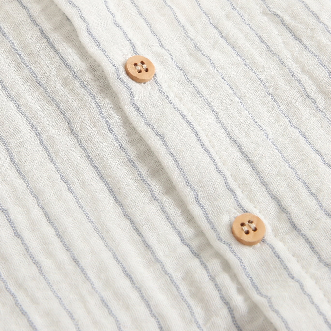 Imagen de Camisa de bebé niño de muselina blanca con rayas azules