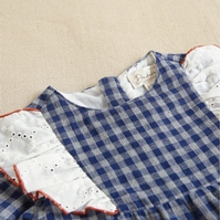 Imagen de Vestido de bebé niña con volantes y lazo blanco roto