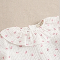 Imagen de Camisa de bebé niña con cuello de volante en estampado de ramitas rosas