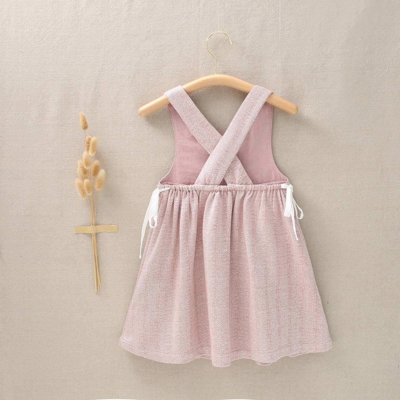 Imagen de Pichi de niña con cinta de herringbone al contraste de tejido de espiga rosa