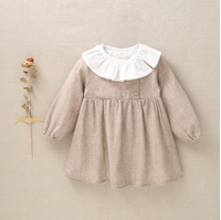 Imagen de Vestido de bebé niña con cuello de volante en color beige con lunares blancos