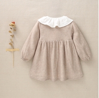 Imagen de Vestido de bebé niña con cuello de volante en color beige con lunares blancos