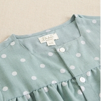 Imagen de Blusa de teen niña con botones de madera en tejido verde con lunares plateados