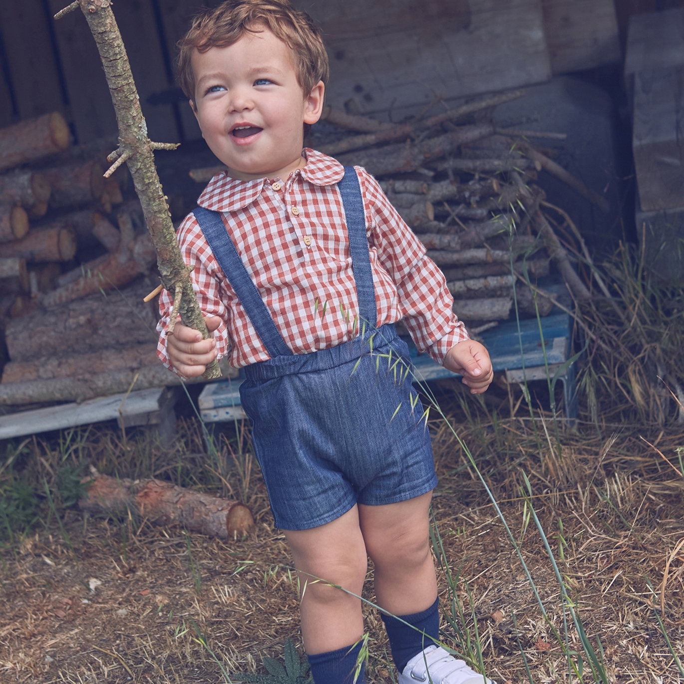 Imagen de Conjunto de bebé niño con camisa de cuadros de vichy caldera y blanco y short liso vaquero con tirantes